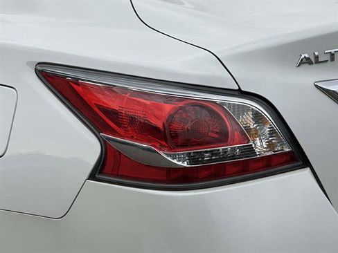 Used 2014 Nissan Altima 2.5 S w/ Display Audio Package image 8