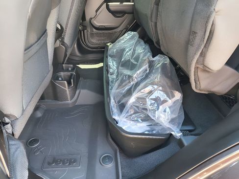 Used 2024 Jeep Gladiator Sport image 24