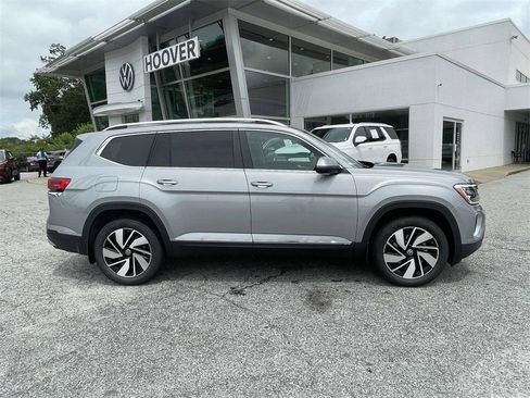 Used 2025 Volkswagen Atlas SEL AWD/4WD image 2