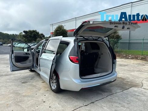Used 2023 Chrysler Pacifica Touring-L FWD image 13