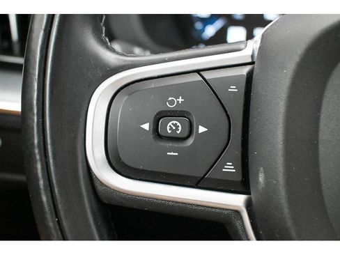 Used 2018 Volvo XC60 T6 Momentum w/ Vision Package image 41