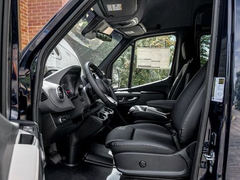 Used 2025 Mercedes-Benz Sprinter 2500 image 12