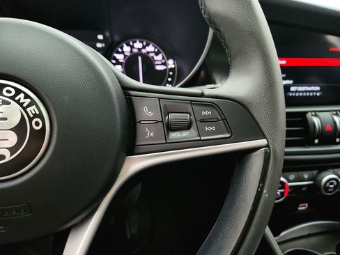 Used 2018 Alfa Romeo Giulia AWD image 19
