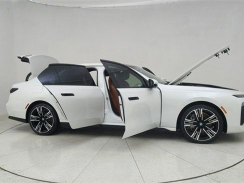 Used 2023 BMW i7 xDrive60 image 72