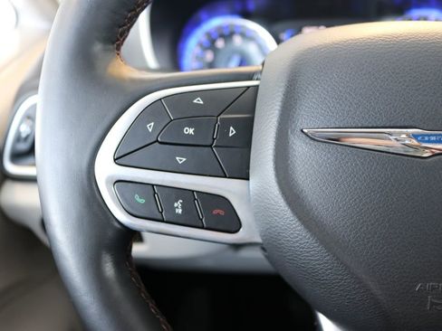 Used 2020 Chrysler Pacifica Touring-L image 35