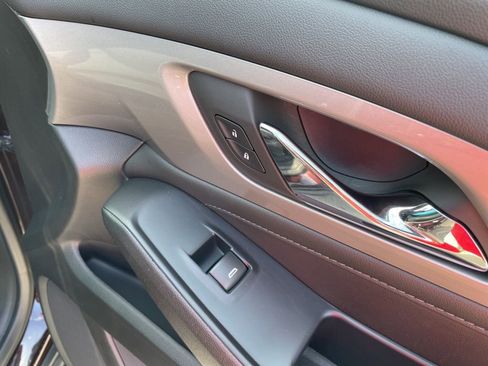 Used 2022 Chevrolet Traverse LT image 30