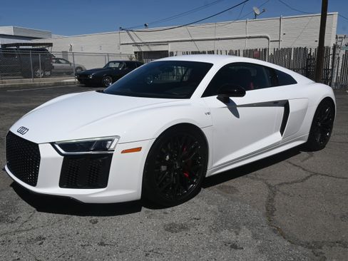 Used 2018 Audi R8 V10 w/ Premium Package RWD image 2