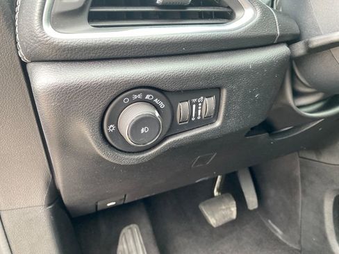 Used 2025 Chrysler Pacifica Limited image 35