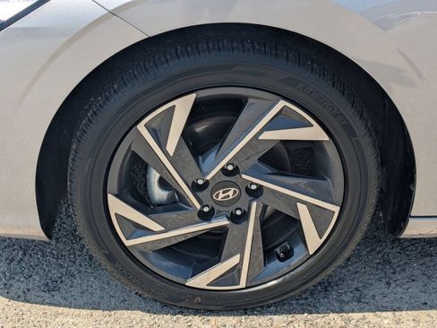 Used 2025 Hyundai Elantra Limited FWD image 11