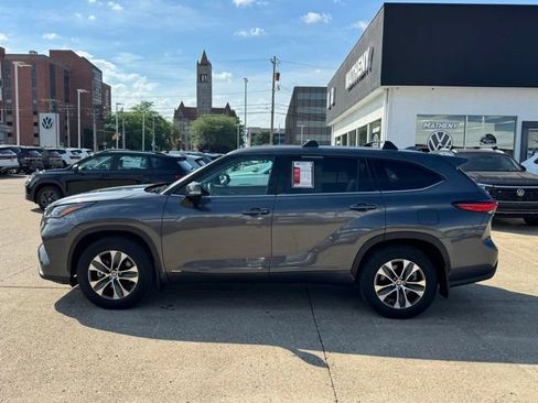 Used 2022 Toyota Highlander XLE AWD/4WD image 4