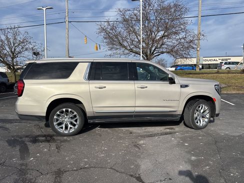 Used 2021 GMC Yukon XL SLT w/ SLT Premium Package image 8