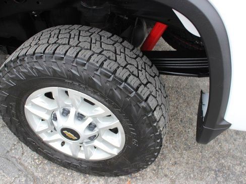 Used 2024 Chevrolet Silverado 2500 LT w/ Convenience Package image 6