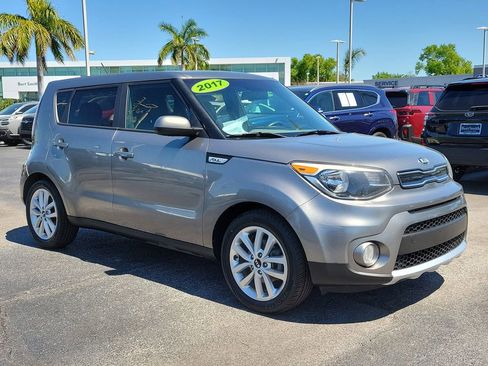 Used 2017 Kia Soul + image 2