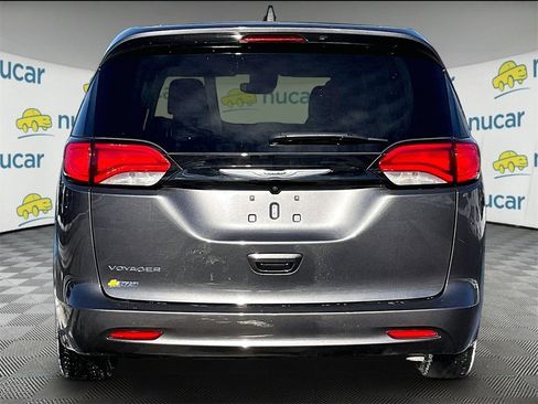 Used 2023 Chrysler Voyager LX image 5