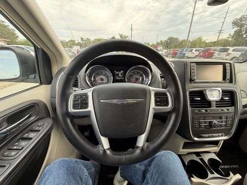 Used 2013 Chrysler Town & Country Touring-L w/ Driver Convenience Group FWD image 22