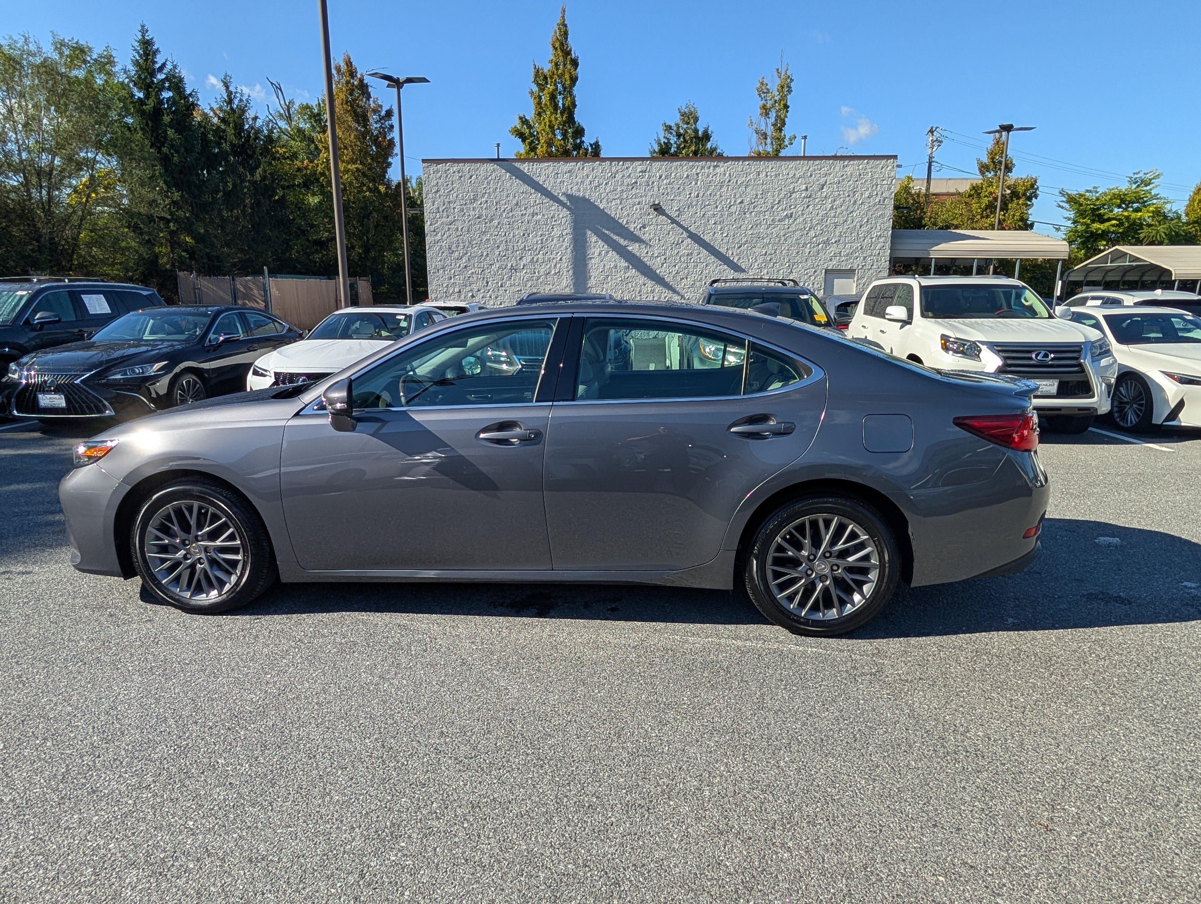 Used 2018 Lexus ES 350 w/ Premier Package FWD image 2