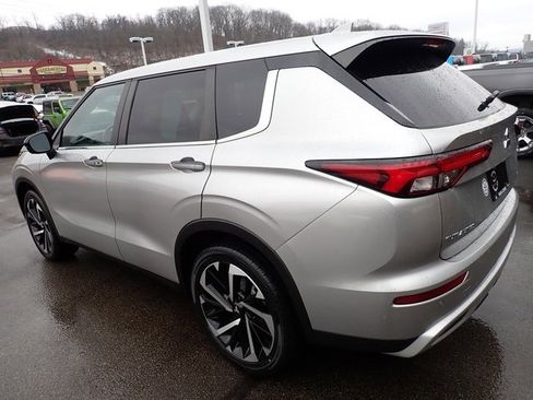 Used 2022 Mitsubishi Outlander SE image 3
