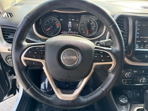 Used 2018 Jeep Cherokee Limited AWD/4WD image 15
