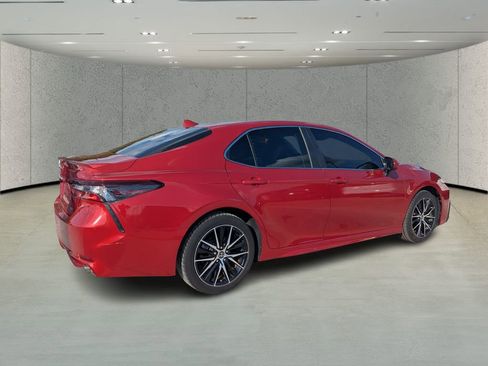 Used 2021 Toyota Camry SE image 3