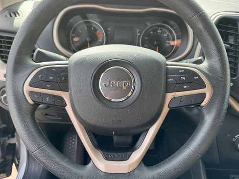 Used 2018 Jeep Cherokee Latitude AWD/4WD image 13