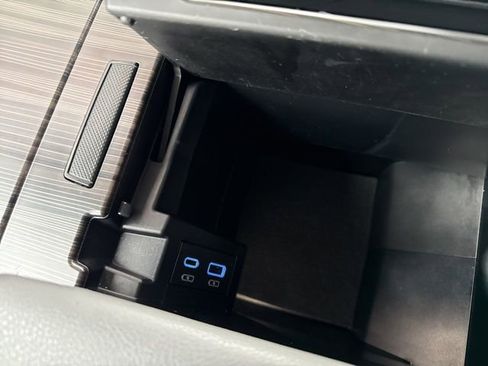 Used 2022 Toyota Sienna Limited image 19