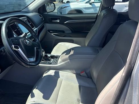 Used 2018 Toyota Highlander Limited FWD image 2