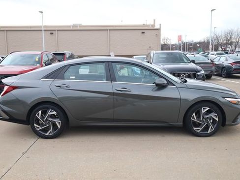 Used 2025 Hyundai Elantra Limited image 3