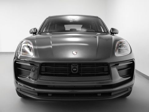 Certified 2025 Porsche Macan image 8