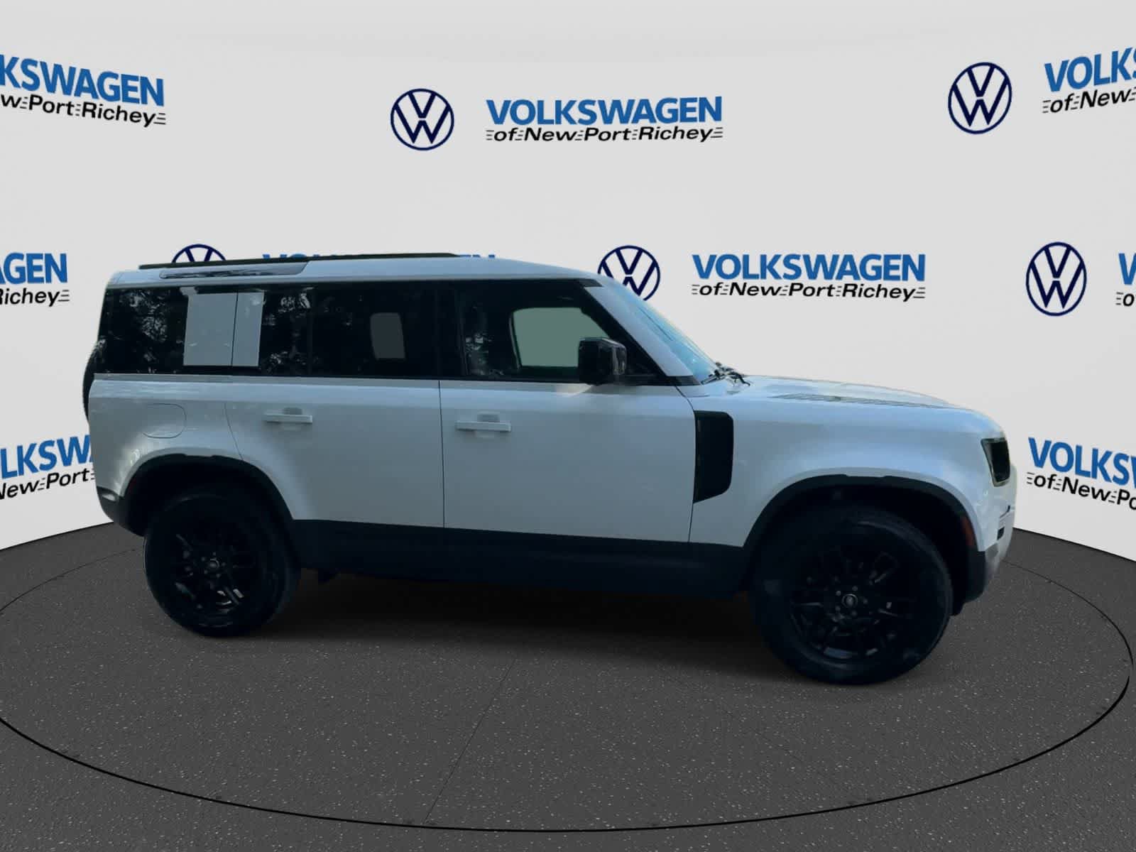 Used 2025 Land Rover Defender 110 S AWD/4WD image 9