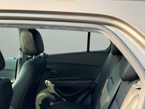 Used 2020 Chevrolet Trax LT w/ Sun & Sound Package FWD image 26