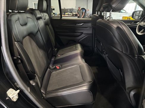 Used 2023 Jeep Grand Cherokee Altitude AWD/4WD image 21