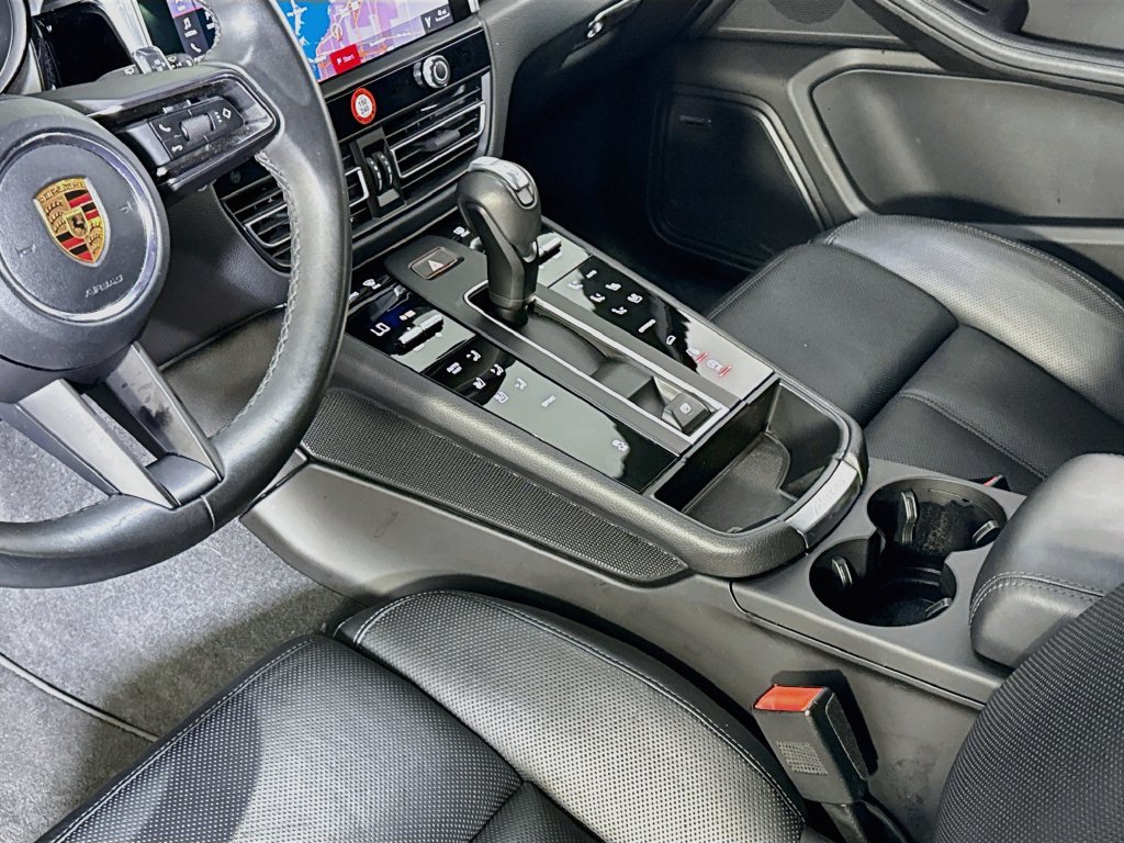 Certified 2025 Porsche Macan AWD/4WD image 21