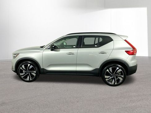 Used 2025 Volvo XC40 B5 Plus image 29