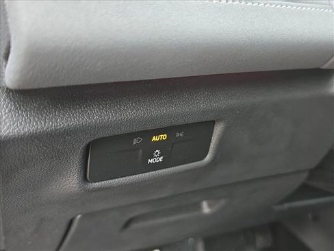 Used 2025 Volkswagen Tiguan SE image 8