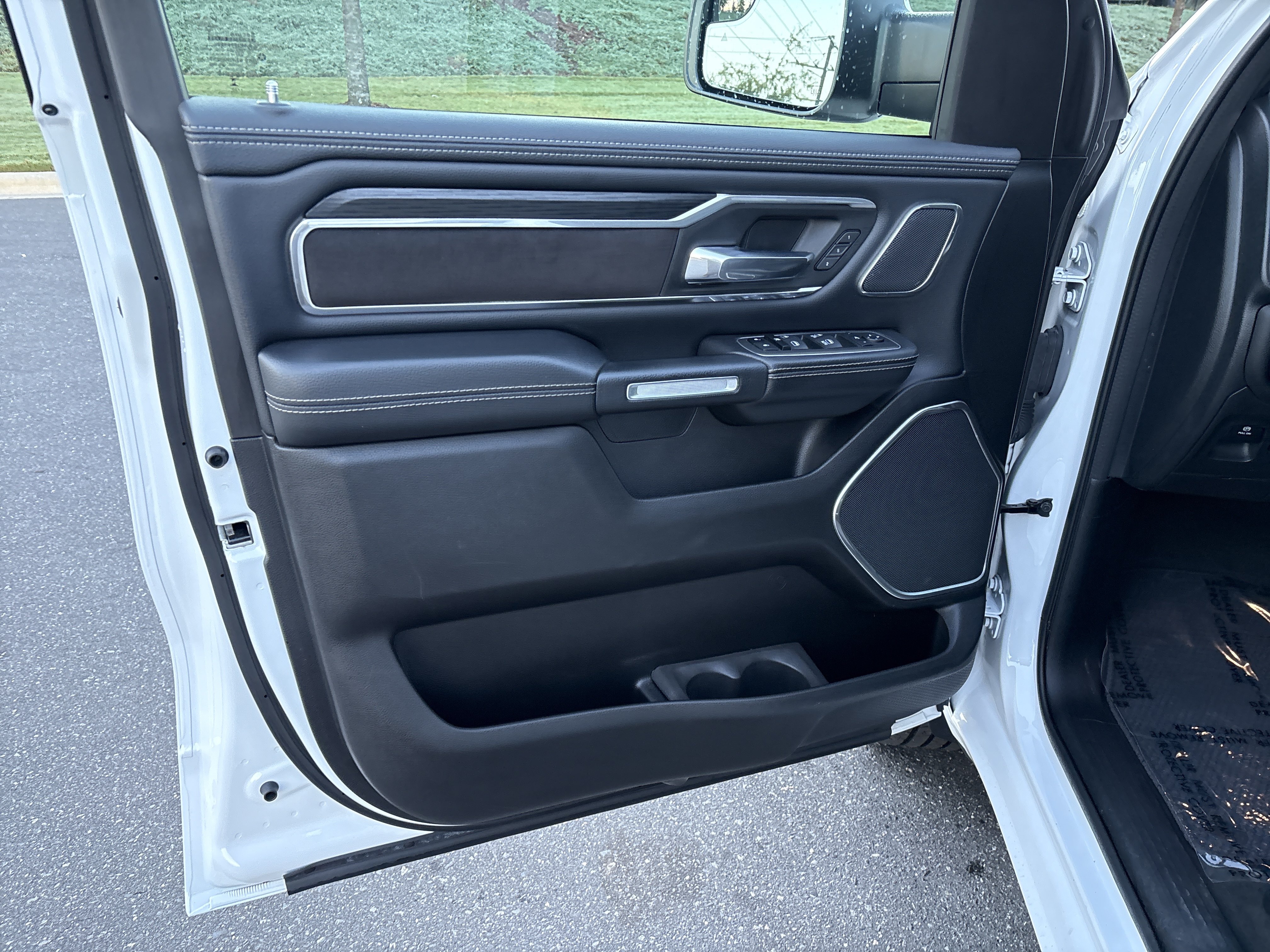 Used 2023 RAM 1500 Laramie AWD/4WD image 15