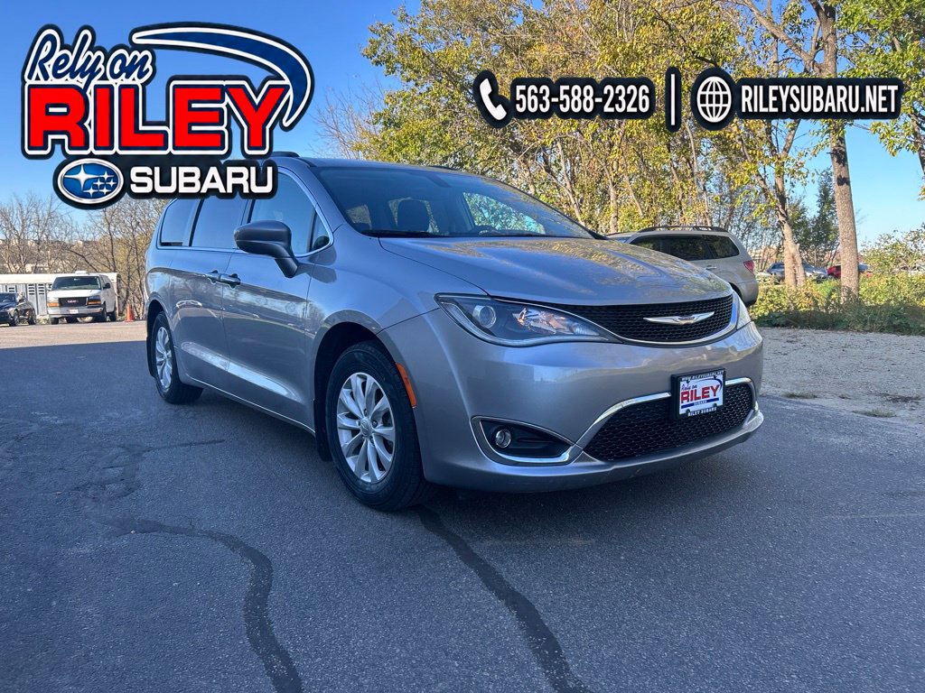 Used 2018 Chrysler Pacifica Touring Plus FWD image 4
