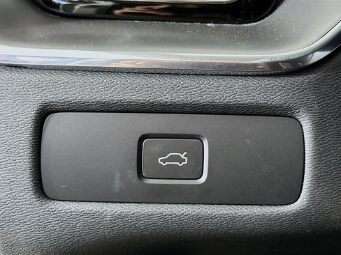 Used 2025 Volvo XC60 B5 Core image 17