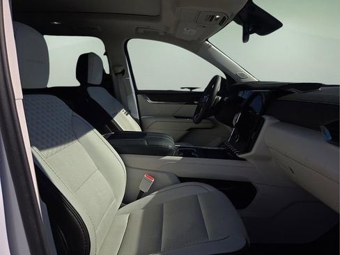 Used 2024 GMC Acadia Denali image 12