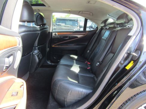 Used 2013 Lexus LS 460 AWD w/ Comfort Pkg image 12