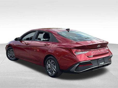 Used 2024 Hyundai Elantra Blue image 5