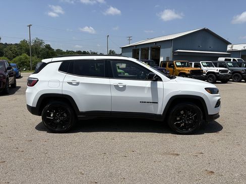 Used 2025 Jeep Compass Latitude w/ Convenience Group AWD/4WD image 6