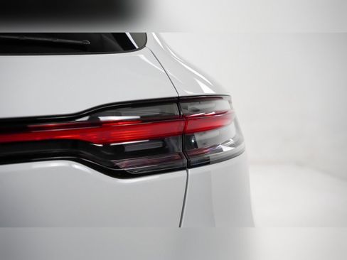 Certified 2025 Porsche Macan image 12
