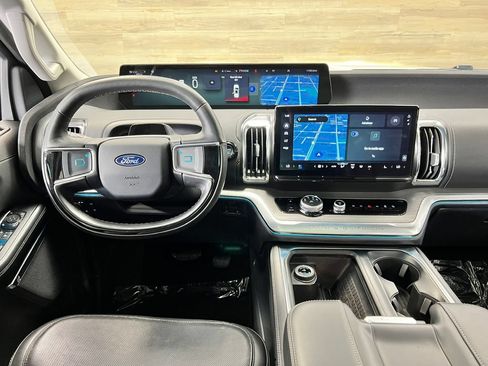 Used 2025 Ford Expedition Max Platinum AWD/4WD image 2