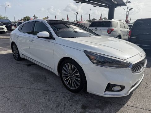Used 2017 Kia Cadenza Premium w/ Luxury Package FWD image 9
