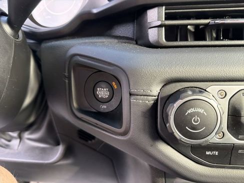 Used 2025 Jeep Wrangler Unlimited Rubicon AWD/4WD image 24