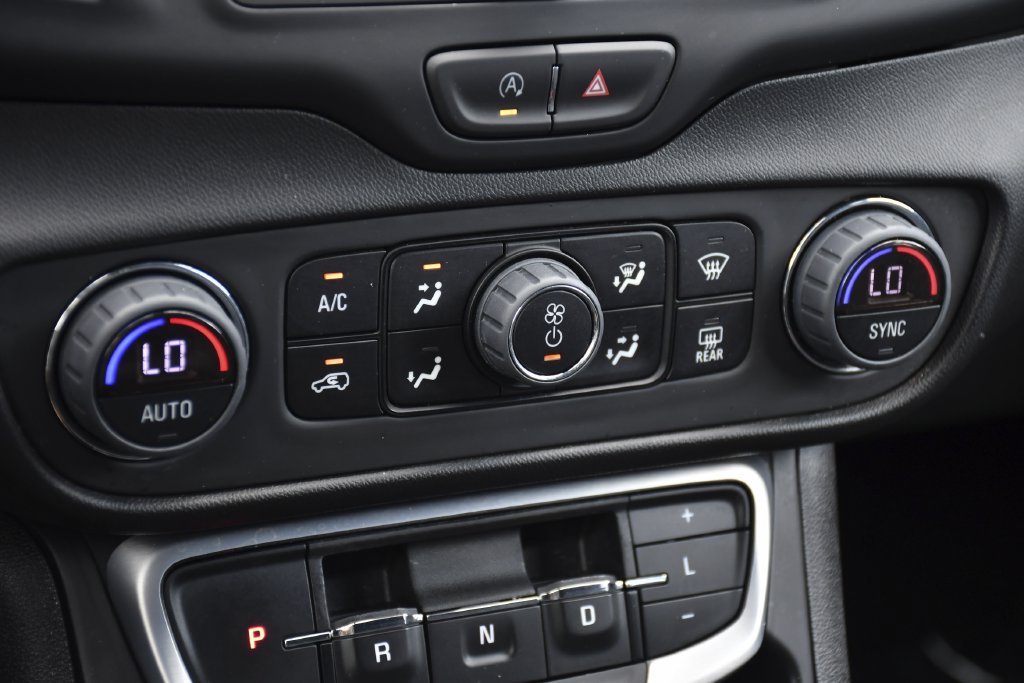 Used 2024 GMC Terrain SLE w/ Driver Convenience Package FWD image 15
