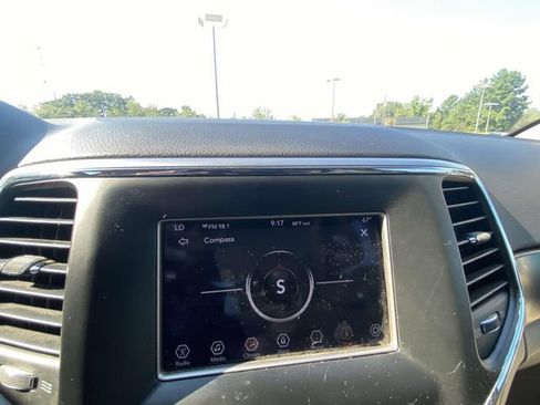 Used 2018 Jeep Grand Cherokee Laredo RWD image 16