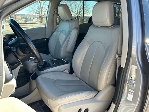 Used 2021 Chrysler Pacifica Touring-L image 17