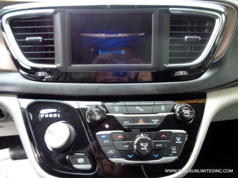 Used 2018 Chrysler Pacifica Touring-L FWD image 10
