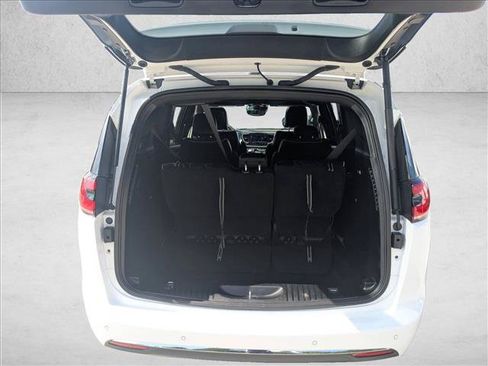 Used 2026 Chrysler Pacifica Limited FWD image 7